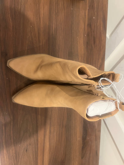 Universal Thread Women's Whitney Zipper Heeled Boots - 7