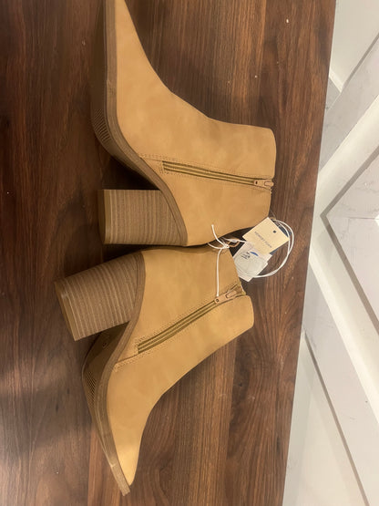 Universal Thread Women's Whitney Zipper Heeled Boots - 7