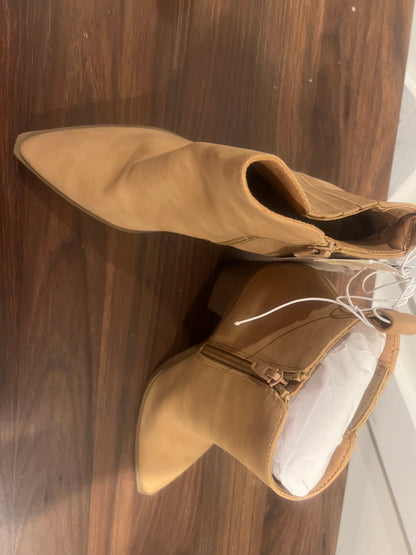 Universal Thread Women's Whitney Zipper Heeled Boots - 7